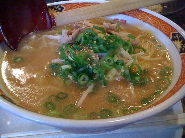 100620らーめん食堂よってこや 平群店3_ラーメン（しょうゆ豚骨）.jpg