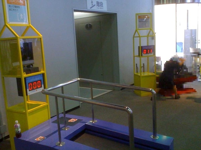 101017_大阪市立科学館_1F電気をおこす_自力発電.jpg