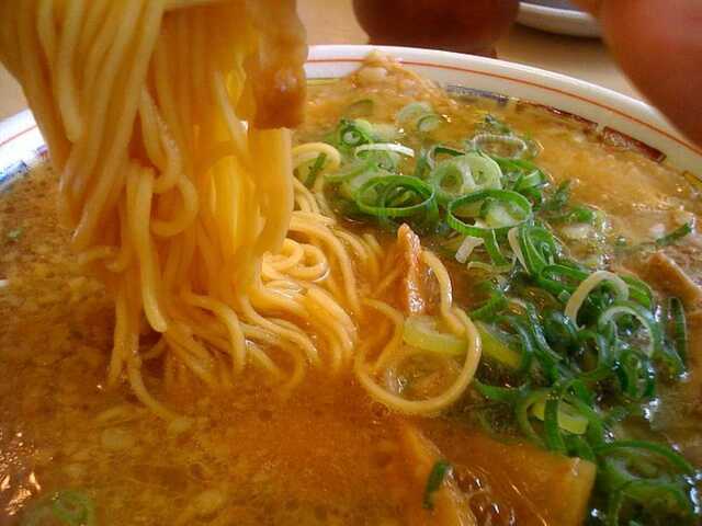 101120_中華そば殿8_殿そば麺リフト.jpg