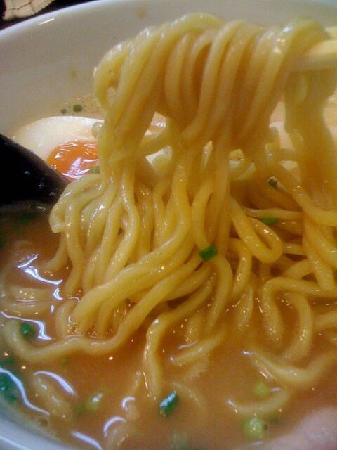 110910_みつ葉_豚CHIKIしょうゆ_麺アップ.jpg