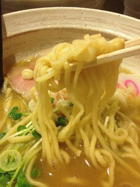 130907_麺屋NOROMA_鶏そば_麺アップ.jpg