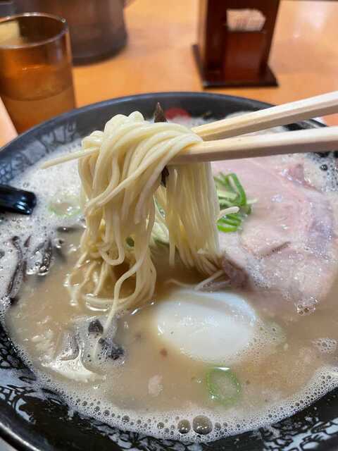 20220513_一幸舎エキマルシェ大阪_味玉ラーメン麺リフト.JPEG
