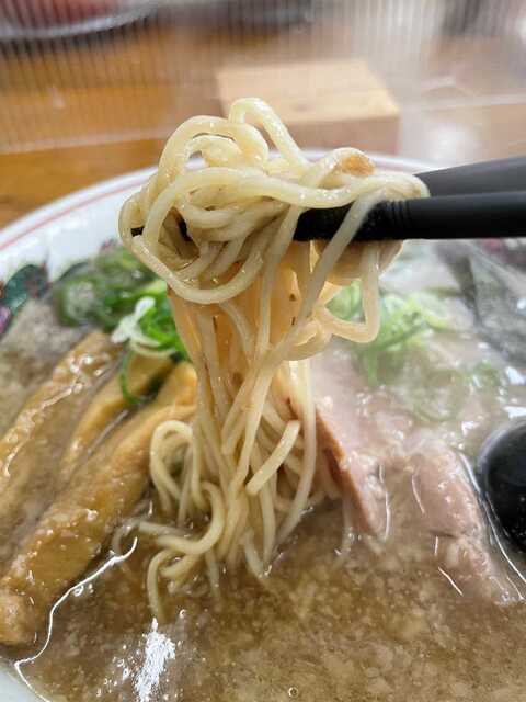 20220814_バリバリジョニー米原店_豚骨醤油_麺リフト.JPG