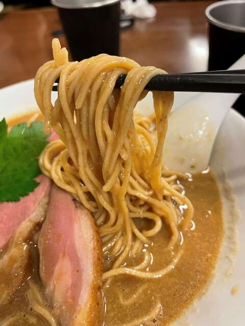 20221023_麺麓_鴨白湯そば麺リフト.JPG