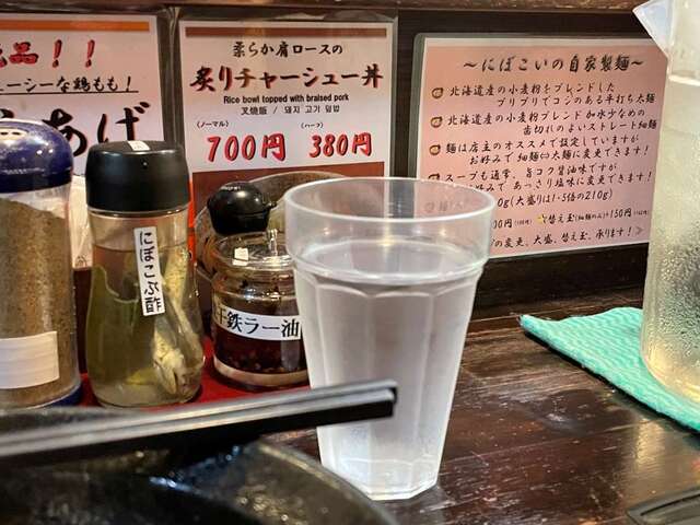 20221029_にぼしこいし_にぼこいラーメン全粒粉大盛りカウンター説明.JPG