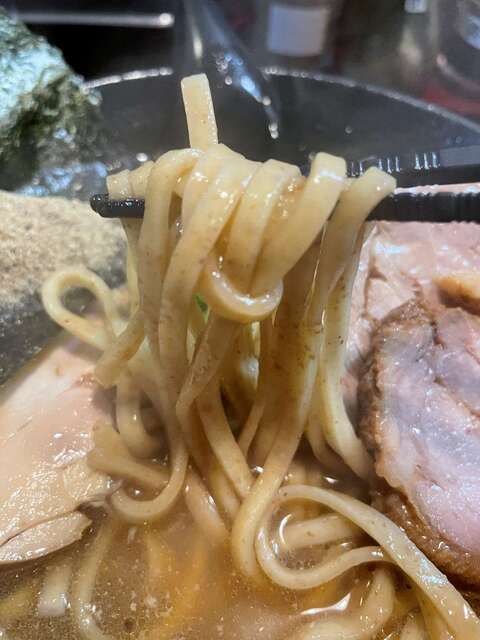 20221029_にぼしこいし_にぼこいラーメン全粒粉大盛り_麺リフト.JPG