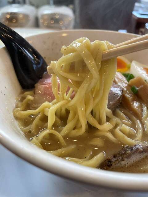 20221123_俺のラーメンあっぱれ屋_こくまろ塩ラーメン麺リフト.JPG