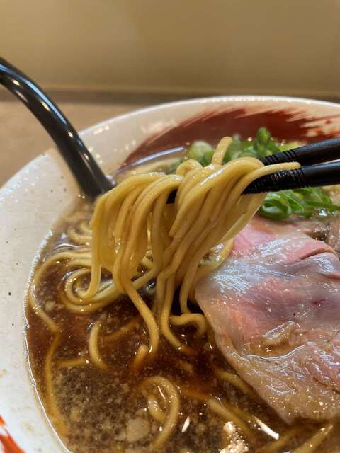 20221215_煮干しらーめんおしたに_醤油ラーメン麺リフト.JPG