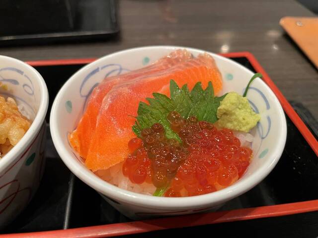 20221220_築地 飛賀屋_イクラとサーモン.jpg
