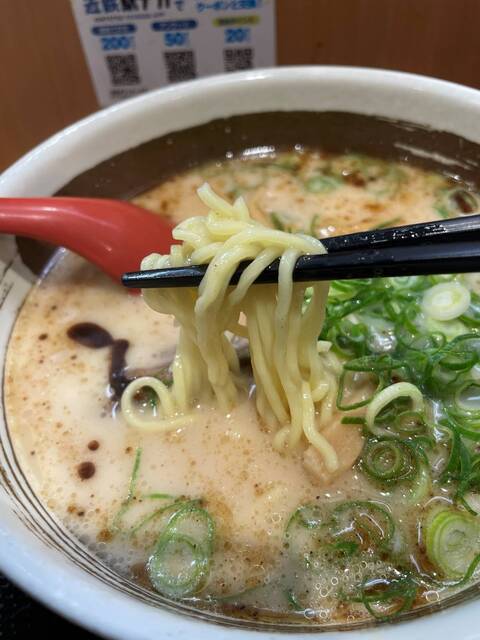 20221221_上六庵_豚骨ラーメン麺リフト.jpg