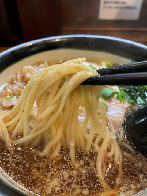 20221228_麺乃屋_麺乃屋らーめん新味_麺リフト.jpg
