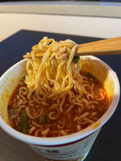 20230307_ローソン担々麺_麺リフト.jpg