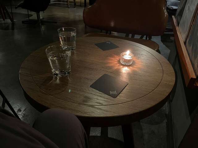 20230729_MUD Bar_テーブル.jpg