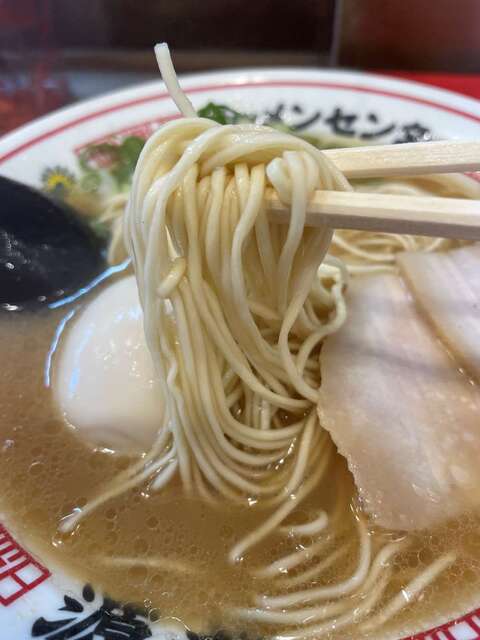 20230830_源龍ラーメン豊崎店_味玉豚骨ラーメン麺リフト.jpg