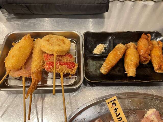 20231106_トリ屋のトリはキチンとチキン_串かつ5本盛り_鶏皮餃子.jpg