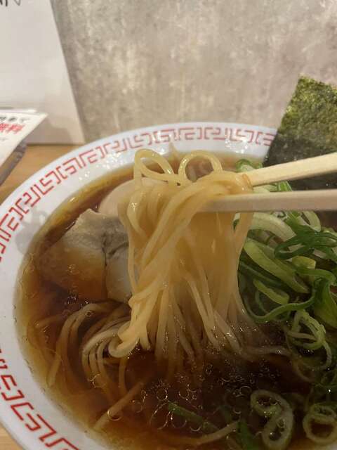 20240119_昭和ラーメンまるちゃん_味玉ラーメン_麺リフト.jpg
