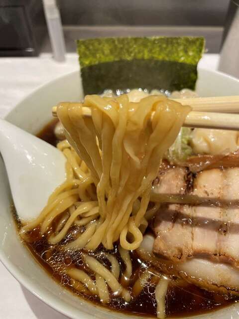20240218_RamenKurumu_肉海老ワンタン麺黒_麺リフト.jpg