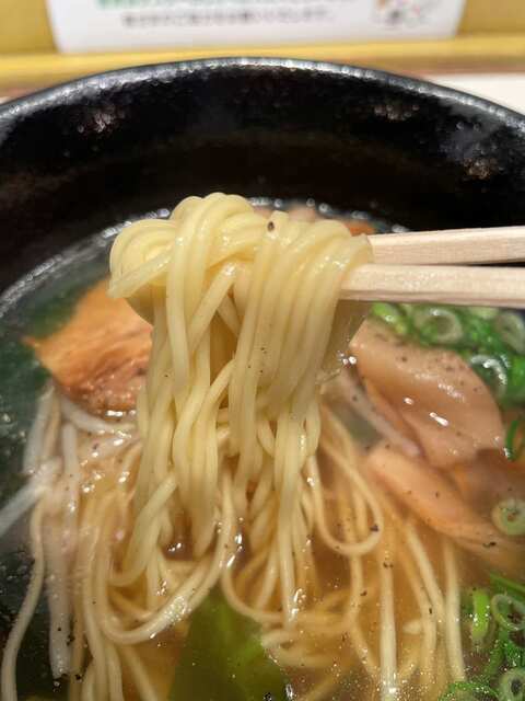 20240425_うまかラーメン_しょうゆラーメン_麺リフト.jpg