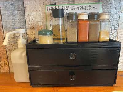 20240923_麺や拓_卓上調味料.JPG