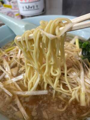 20241113_ラーメンショップ愛荘店_ネギラーメン中盛り_麺リフト.JPG