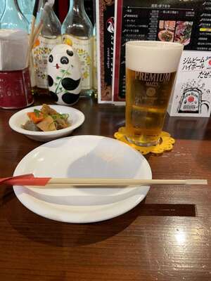 20241213_スタンドドラゴン_生ビールと突き出し.JPG