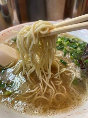 20241225_しぇからしか梅田_とんこつラーメン_麺リフト.JPG
